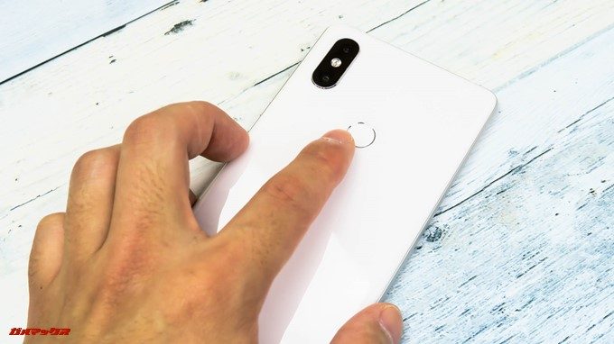 Xiaomi Mi Mix 2Sの指紋認証ユニットは背面に備わっており、ポケットから取り出しながら操作しやすいです。