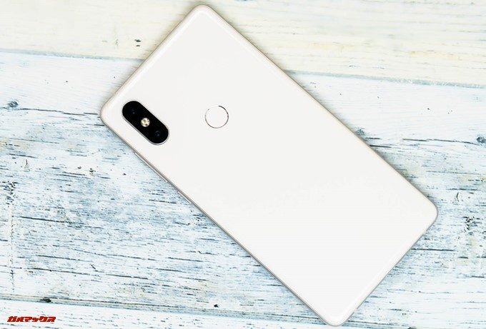 Xiaomi Mi Mix 2Sの背面はガラスコーティングでホワイトは指紋の付着が目立ちません