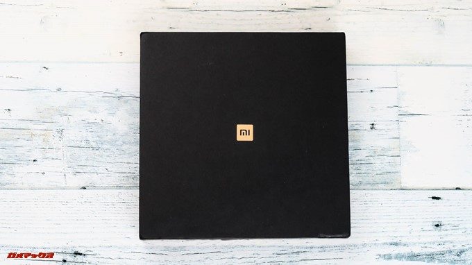 Xiaomi Mi Mix 2Sの化粧箱はブラックでゴールドでロゴが入っているカッコいい化粧箱でした。