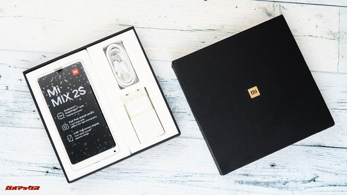 Xiaomi Mi Mix 2Sは本体とアクセサリーが平置きとなっているので、横に広い箱となっています。