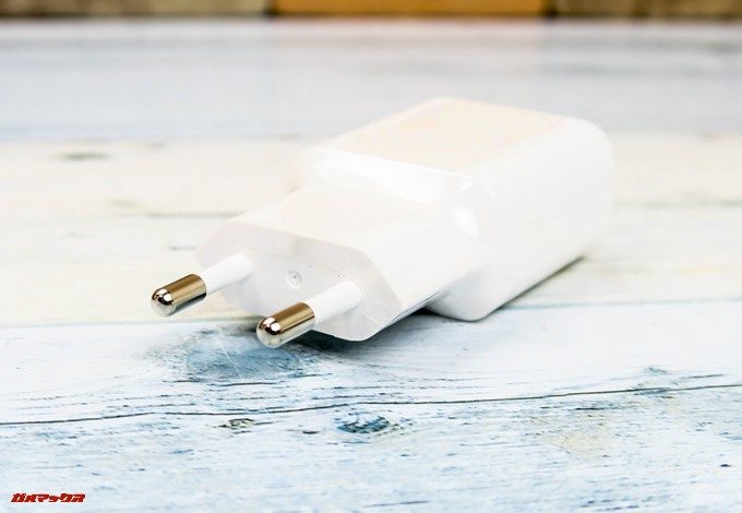 Xiaomi Mi Mix 2Sに付属する充電器は日本のコンセントに刺すことの出来ないタイプです。