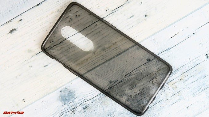 OnePlus 6には保護ケースが付属しています。