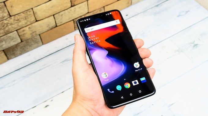 OnePlus 6は大画面ですが横幅がスリムなので持ちやすいです。