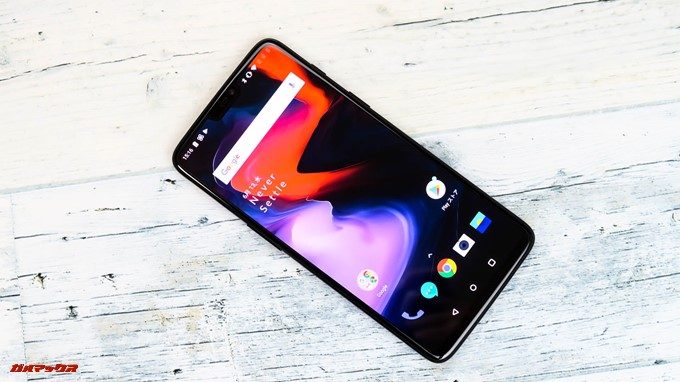 OnePlus 6は6.28インチの大画面を搭載しています。