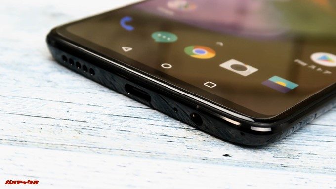 OnePlus 6の本体下部にはUSB Type-Cの端子が備わっています。