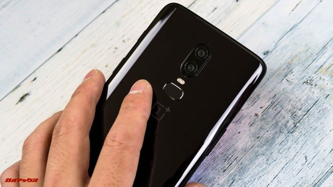 OnePlus 6の背面の上部中央にはタッチ式の指紋認証ユニットが備わっています。