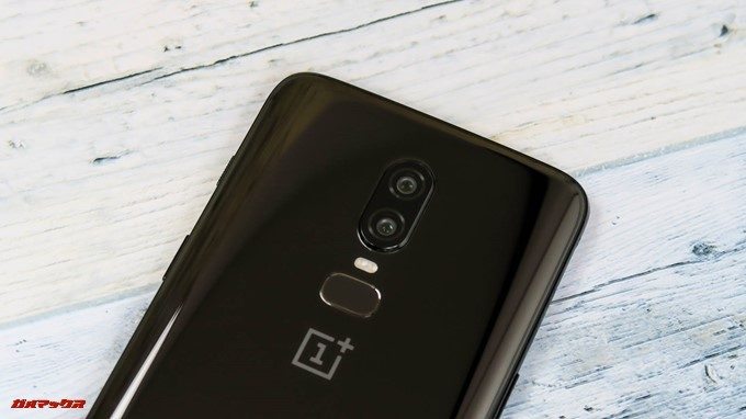 OnePlus 6のカメラは背面上部中央に縦に2つのレンズが並ぶデザインです。