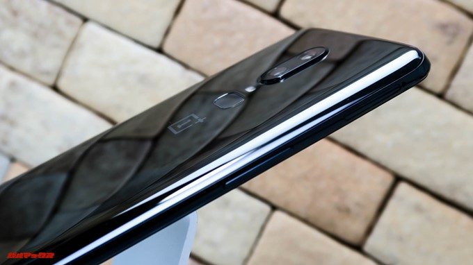 OnePlus 6の厚みは8mmを切っているので薄いと感じる厚みです