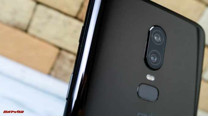 OnePlus 6はカメラが1mmほど出っ張っています。