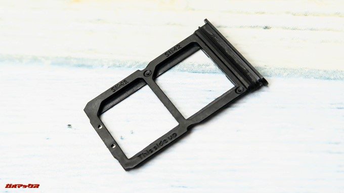OnePlus 6のSIMトレイは防水仕様のパッキン付きとなっていました。