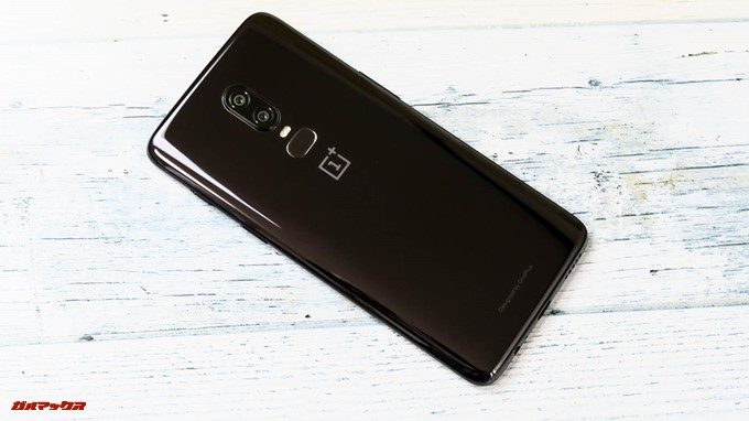 OnePlus 6の背面はガラスコーティングで美しい光沢のあるボディーです。