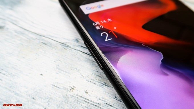 OnePlus 6の本体左側にはボリュームキーが備わっています。