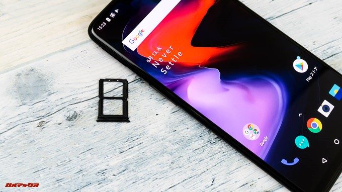 OnePlus 6のSIMトレイはSIMピンで取り外すタイプです。