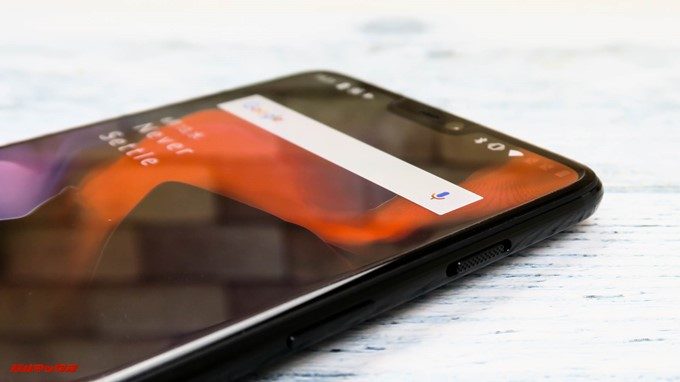 OnePlus 6は本体の右側面の上から3段トグルスライダー、続いて電源ボタンが備わっています。