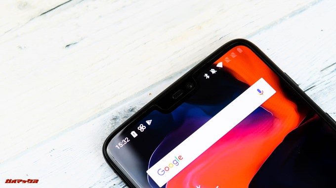 OnePlus 6のディスプレイ上部はノッチのある切り欠けディスプレイです。
