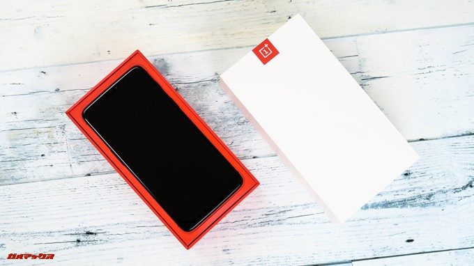 OnePlus 6はお弁当箱タイプの外箱で箱を開くといきなり本体が入っています。