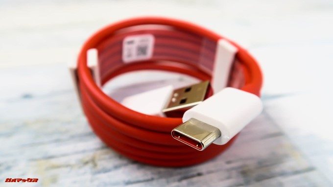 OnePlus 6には9V4Aに対応した充電ケーブルが付属しています。