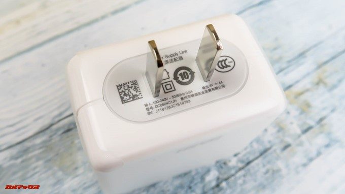 OnePlus 6に付属している充電器は日本のコンセントに直接挿すことが出来ます。