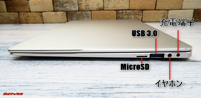 Teclast F7の右側面にはUSBやMicroSDスロットが備わっています。