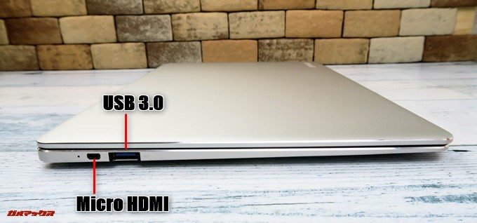 Teclast F7に左側面にはMicroHDMIも備わっています。