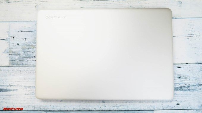 Teclast F7の天板は金属パネルで質感が美しいです。