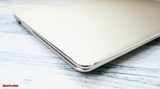 Teclast F7は金属パネルを採用しているからこそのダイヤモンドカットの装飾が出来ます。光の当たり具合でキラリと輝く美しいデザインです。