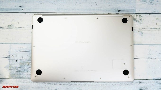 Teclast F7の底にはゴム足が付いています。