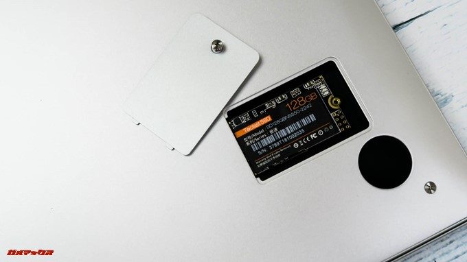 Teclast F7は底面にあるSSDスロットの蓋がネジ一本で開くことができ、簡単にSSDの換装が出来ます。
