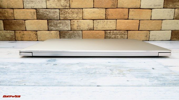 Teclast F7の裏側は端子など無いシンプルなデザインです。端末カラーと同じなのでスッキリした印象です。