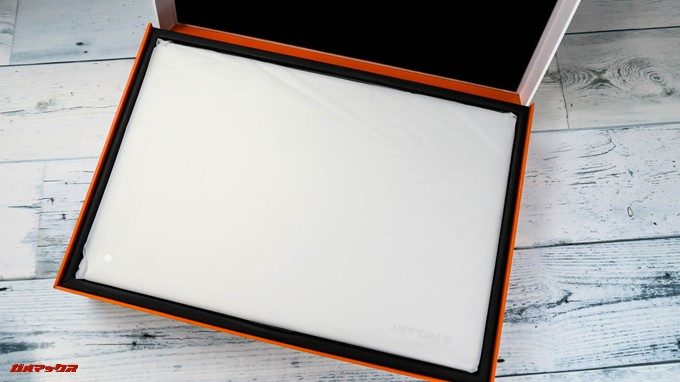 Teclast F7の外箱をパカッと開くと丁寧に梱包された本体がドドーンと入ってます。