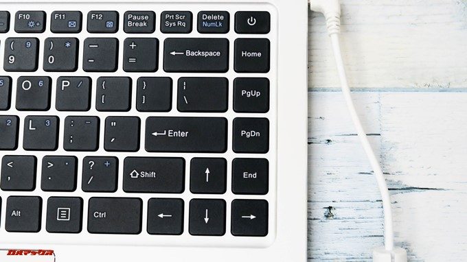 Teclast F7のキーボード配列は少々特殊でした。一番左に機能キーが縦に並びます。