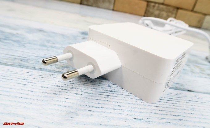 Teclast F7に付属している充電器は日本のコンセントに挿すことの出来ない形状でした。