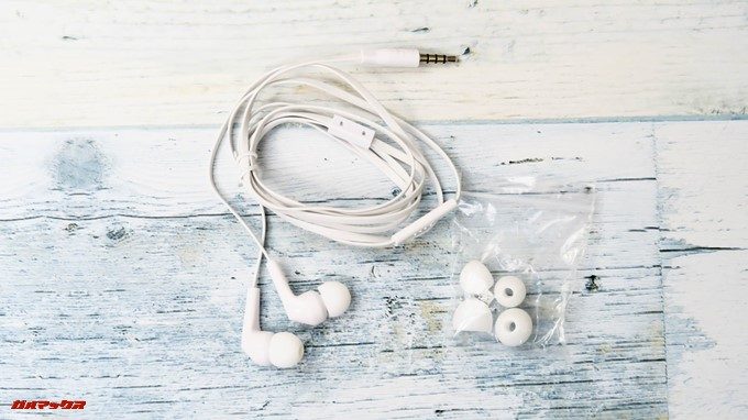 moto g6、g6 PLUSはイヤホンマイクが付属。イヤーピースも入っています。