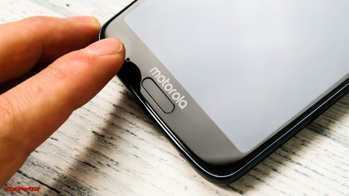moto g6、g6 PLUSはディスプレイ下部にタッチ式の指紋認証ユニットが備わっています。