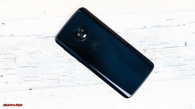 moto g6、g6 PLUSの背面はガラスコーティングで美しい光沢のあるデザインです。