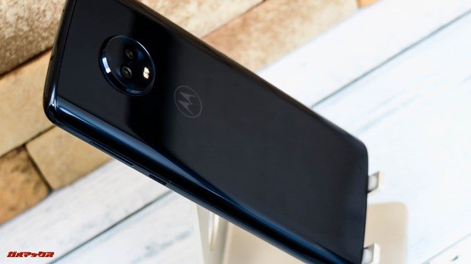 moto g6、g6 PLUSの背面は3Dガラスなので丸みがあり手当たりが良いです。