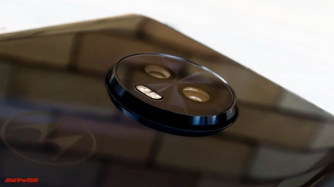 moto g6、g6 PLUSはカメラがかなり出っ張ってます。
