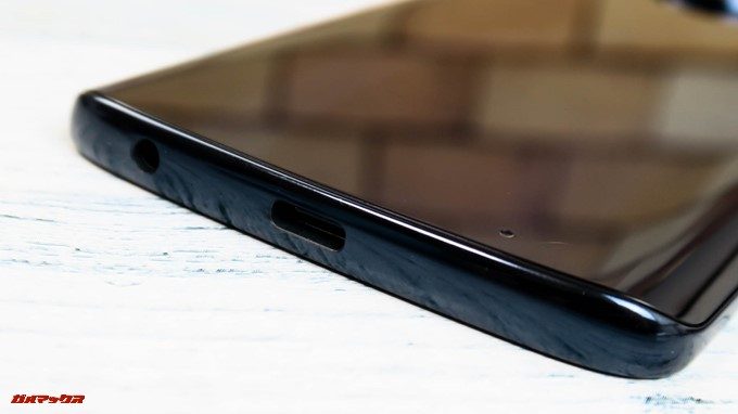 moto g6、g6 PLUSの下部には充電端子とイヤホンが備わっています。