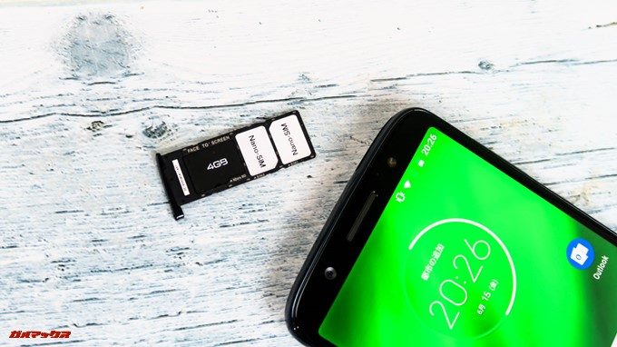 moto g6、g6 PLUSのSIMトレイはトリプルスロットでSIMを2枚、MicroSDを1枚全部挿入することが出来ます。