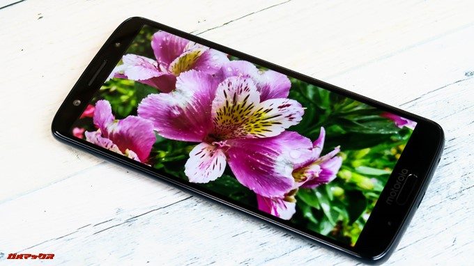 moto g6、g6 PLUSのディスプレイは発色が良く視野角も広いので見やすい