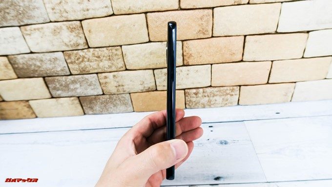 moto g6、g6 PLUSは持った感じは薄く感じますが厚みは8mmあります。