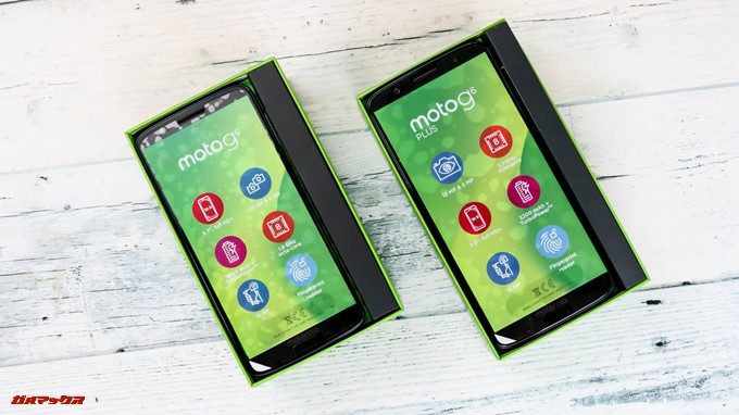 moto g6、g6 PLUSのディスプレイには傷防止用のフィルムが貼られており、簡易のスペックが記載されていました。