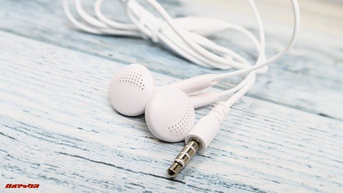 moto e5は低価格モデルですがイヤホンが付属しています。