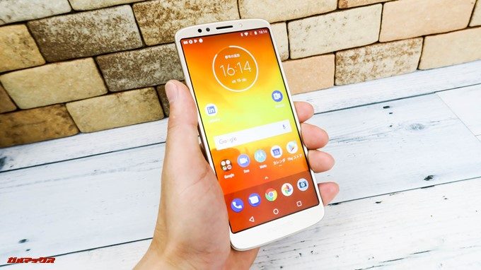 moto e5のディスプレイは5.7型の大画面。縦に長く横に狭いので持ちやすいです。
