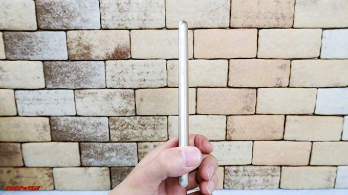 moto e5の厚みは8.9mmあるので結構分厚いです。