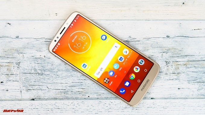 moto e5は、ディスプレイの縁に黒いラインが入っています。