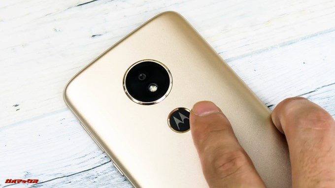 moto e5の指紋ユニットは背面に備わっておりMOTOROLAのロゴがプリントされていてカッコいいです。