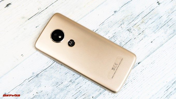moto e5の背面はガラスや金属パネルではありませんが、美しい塗装で高級感が高いです。
