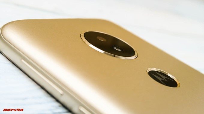 moto e5のカメラリングは光沢のあるメッキ加工が施されており、出っ張りも少ないです。