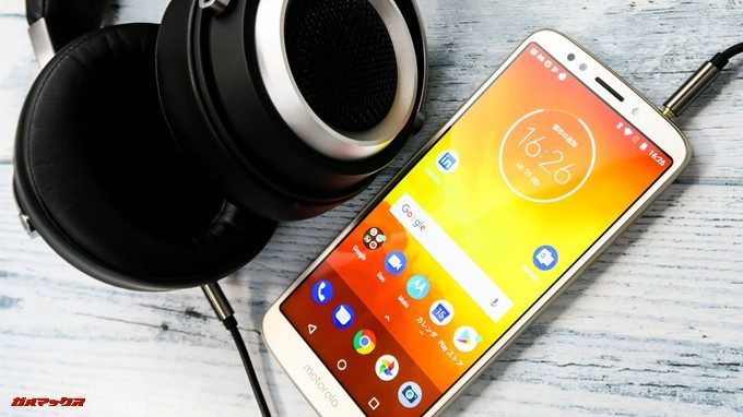 moto e5は、3.5mmオーディオジャックが備わっているので、お気に入りのイヤホンやヘッドホンが利用できます。
